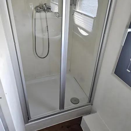 Hausboot Tollow ספינת מלון *