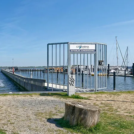 Botel Hausboot Tollow