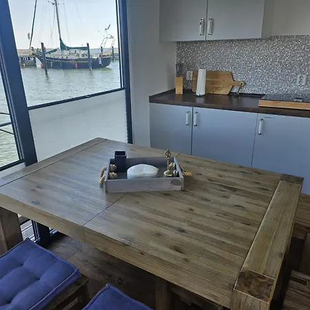 Hausboot Tollow *