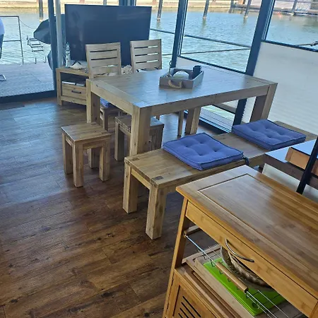 Hausboot Tollow * Stralsund