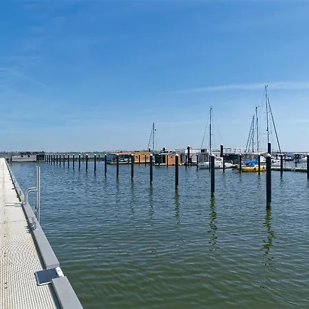 Botel Hausboot Tollow