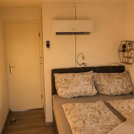 Hausboot Tollow 보트호텔 슈트랄준트