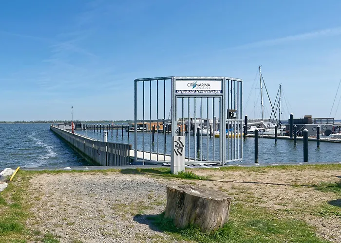 Botel Hausboot Tollow