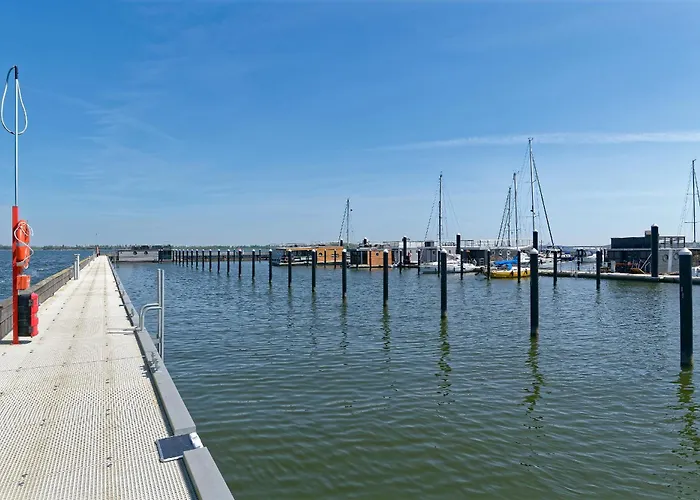 Botel Hausboot Tollow